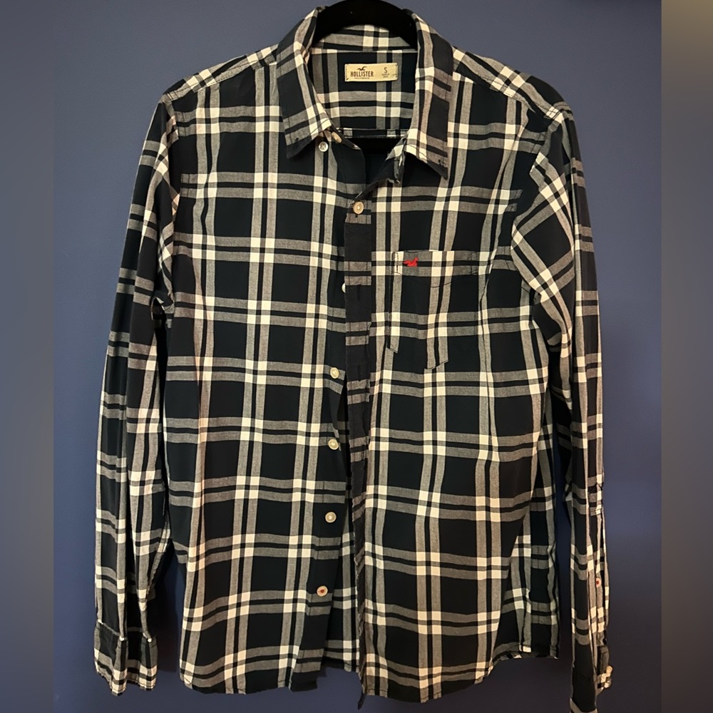 Men’s casual button down, handsome shirt can be dressed up or down💙